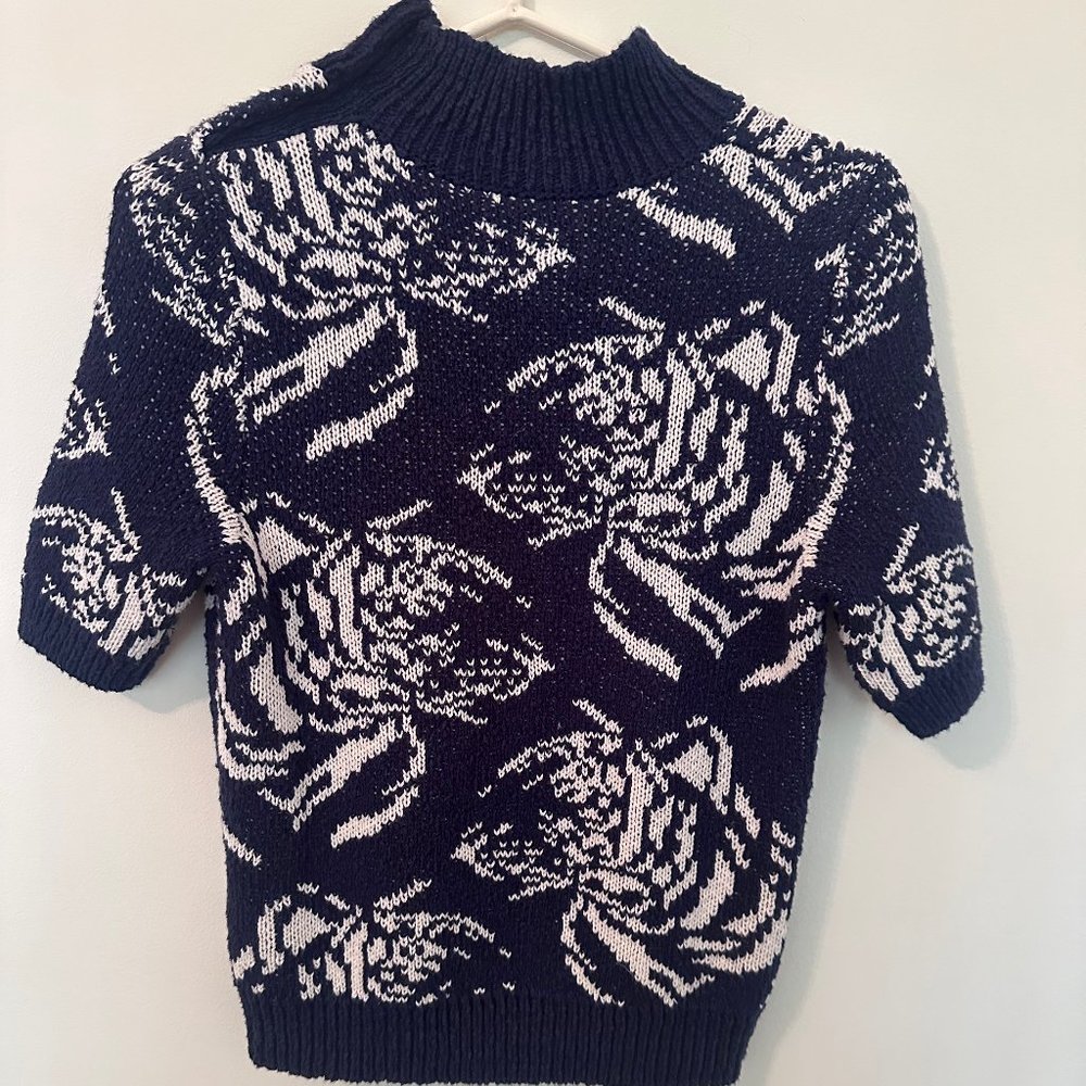 Short sleeve blue and white sweater